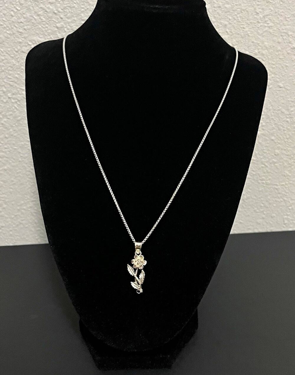 Silver Tone Chain Necklace Flower Pendant Charm 22 in Metal No Stone